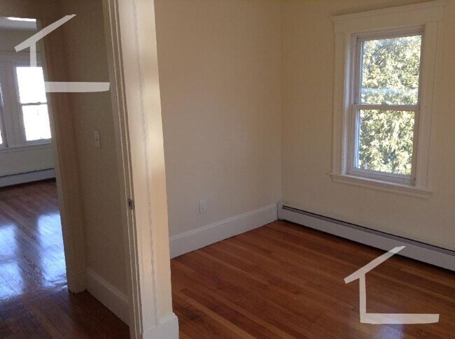 Building Photo - Rare Single Family 4BR/3BA w/laundry, parking, yard! 9/1