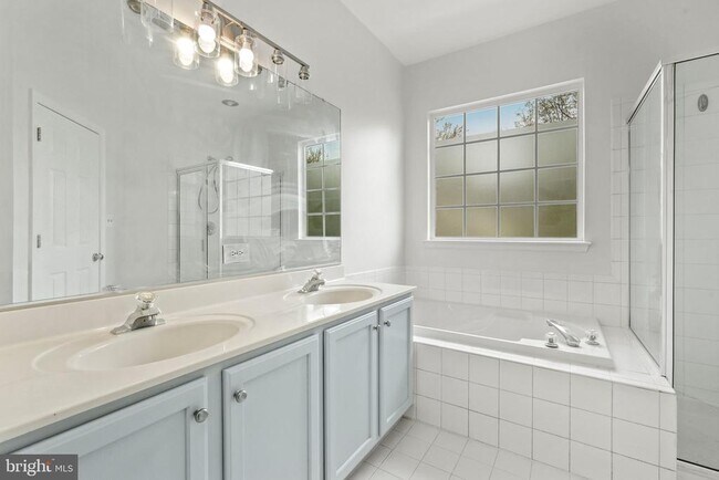 Building Photo - 13044 Town Commons Dr