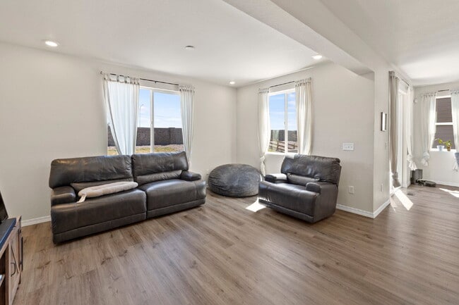 Building Photo - Bright and Beautiful Home with Gourmet Kitchen & Hardwood Floors