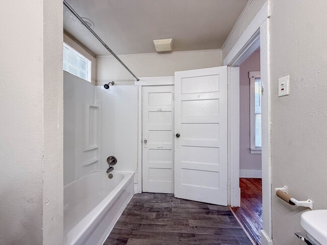 Building Photo - Short