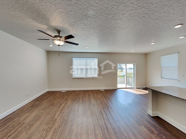 Building Photo - 2986 E N Vlg Dr