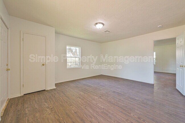 Building Photo - 713 SW 25th St