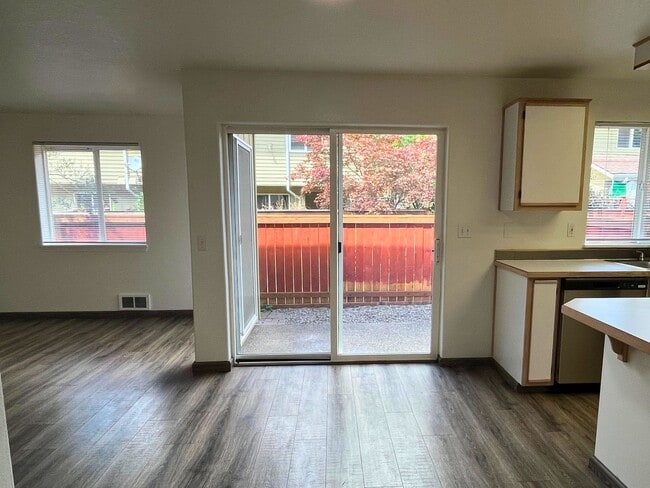 Building Photo - (BRO) 2 Bedroom/2 Bathroom with a Loft