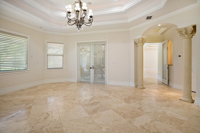 Building Photo - ** OAKES ESTATES ** 4 BED + DEN / 3.5 BATH...