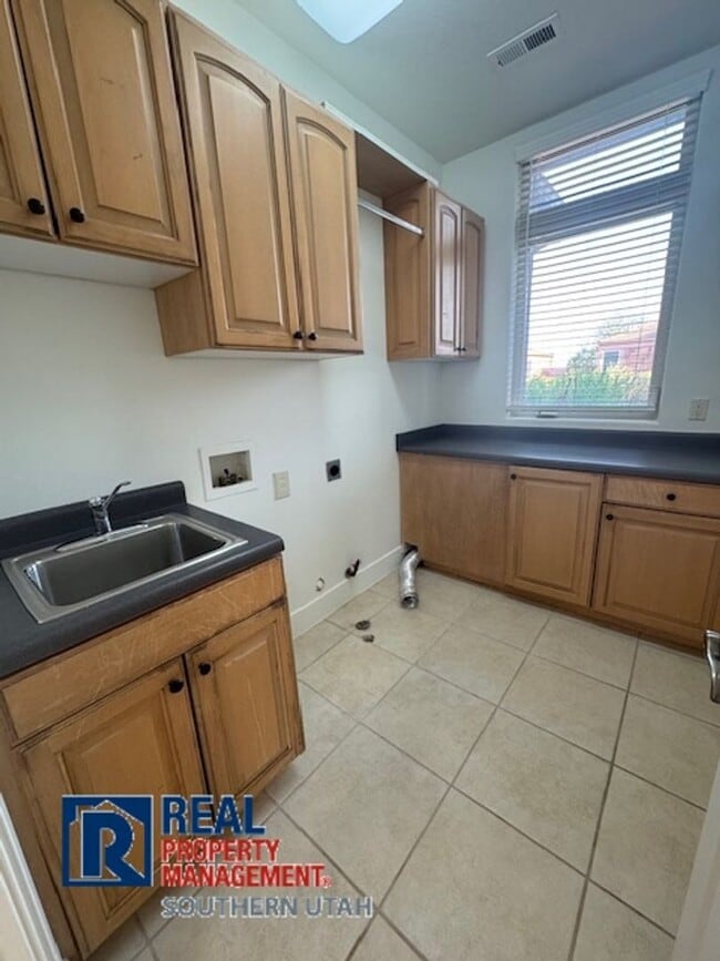 Building Photo - Copper Canyon 3 Bedroom Home