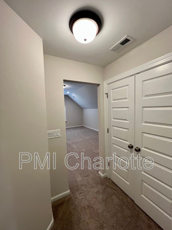 Building Photo - 1135 Overlake Dr