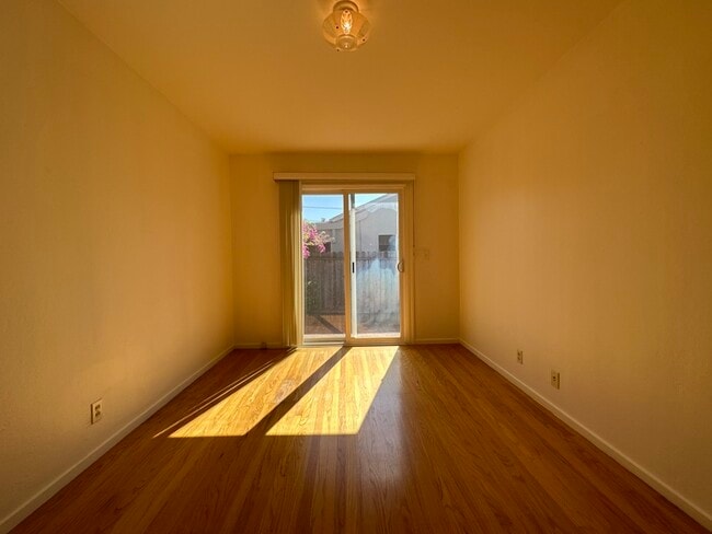 Building Photo - Cute 2 bed/1 bath Duplex in East Sac!!