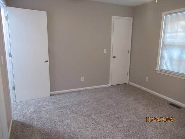 Building Photo - 870 Marigold St