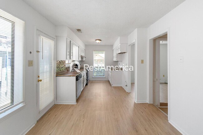 Building Photo - Newly Renovated 3/2 in a Quiet Neighborhood
