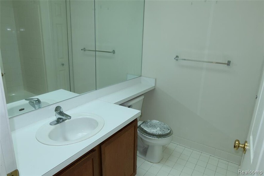 Building Photo - 1956 Campau Farms Cir