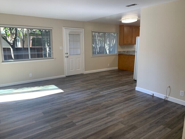 Building Photo - 39-1810