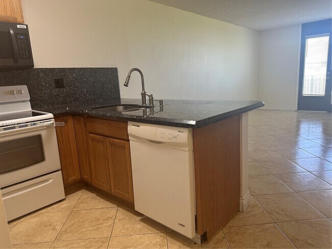 Building Photo - 2771 Riverside Dr