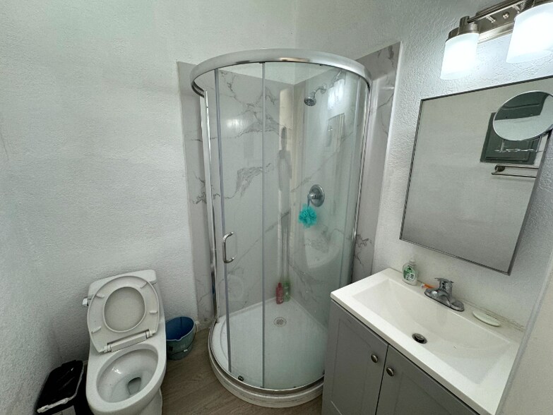 Building Photo - 1348 Park St