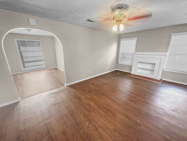 Building Photo - Ridglea West Home with Hardwood Floors & F...
