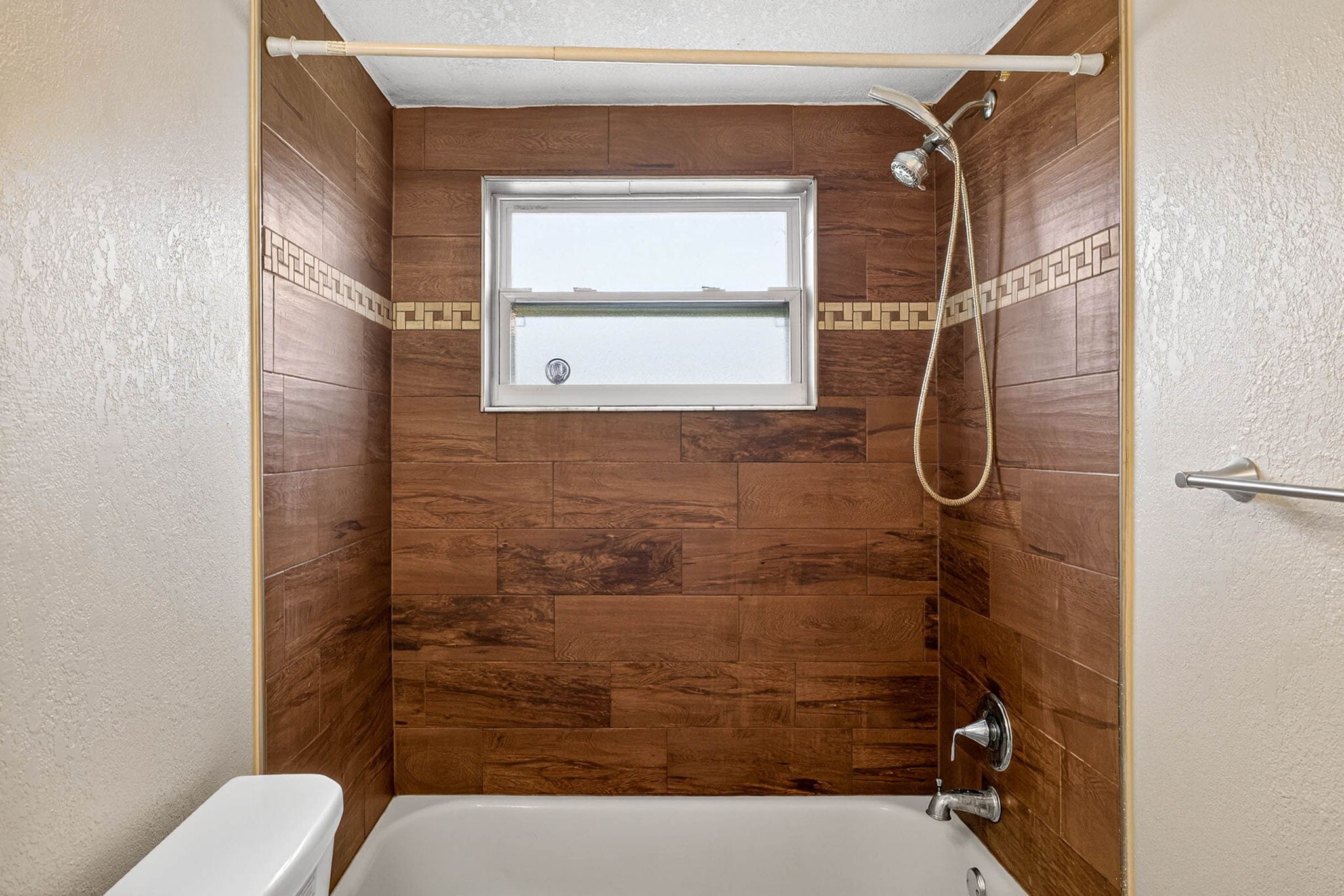 Building Photo - 2146 Ranchita Trail