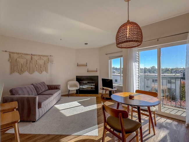 Building Photo - Top Floor Northgate 2 bed/2 bath Condo, $2...