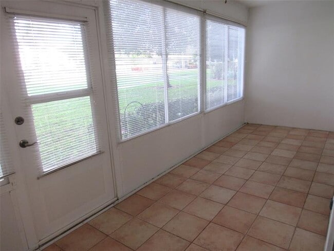 Building Photo - 2804 Victoria Way