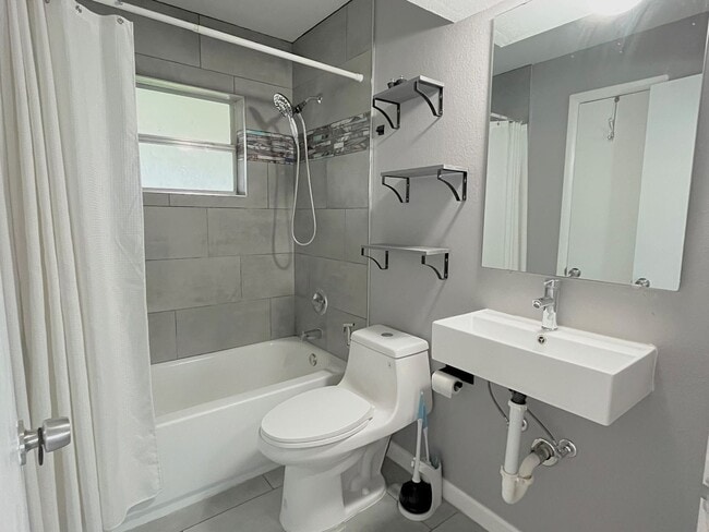 Building Photo - 2611 Pembrook Dr