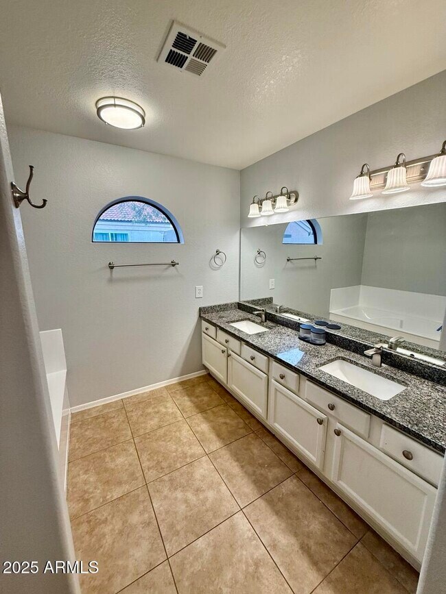 Building Photo - 646 N Cobblestone St