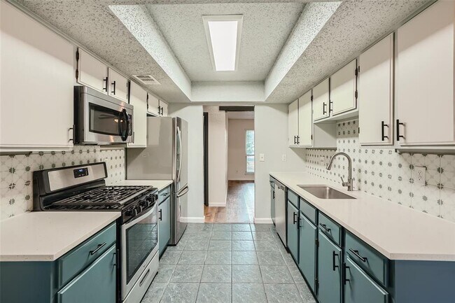 Building Photo - 3305 Broken Spoke Trail