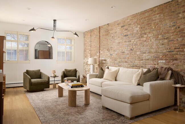 Building Photo - 1320 N La Salle Dr