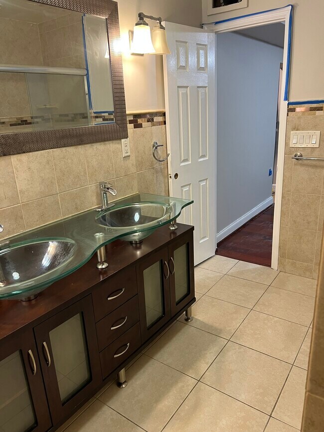 Building Photo - 7956 Lasalle Blvd - Apartment