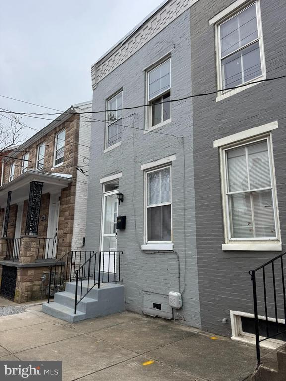 Building Photo - 122 W All Saints St
