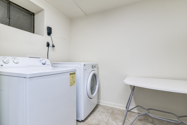 Building Photo - 2129 Patrick Henry Dr