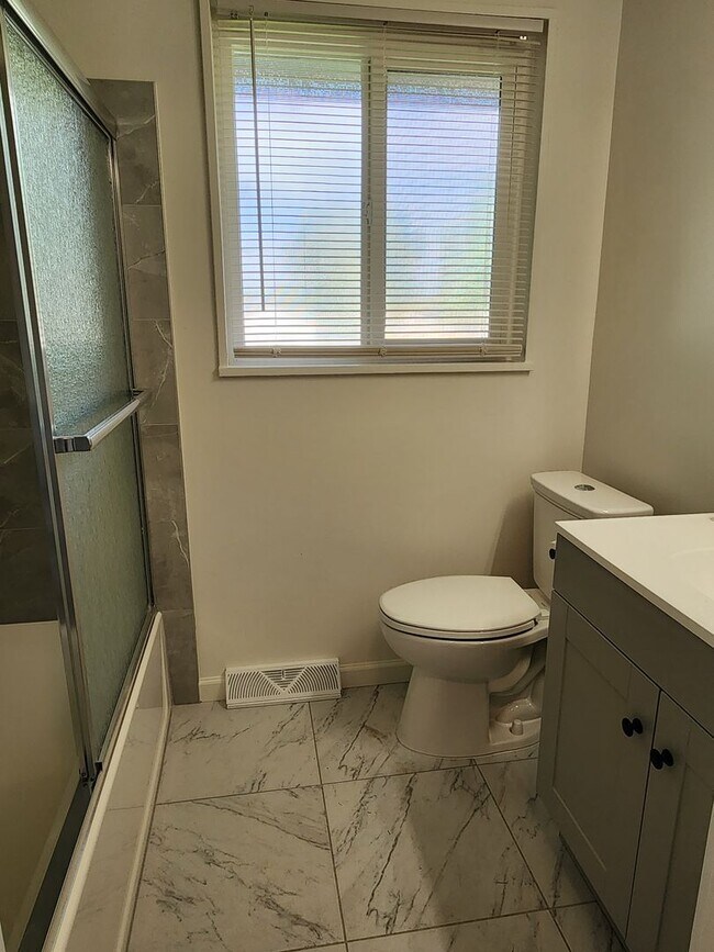 Building Photo - Completely renovated Ranch Style home in E...