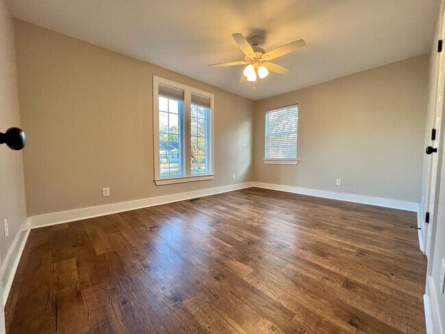 Building Photo - Updated 3 Bed, 2 Bath Cottage in Heart of Lockeland Springs w/ 1 Car Garage