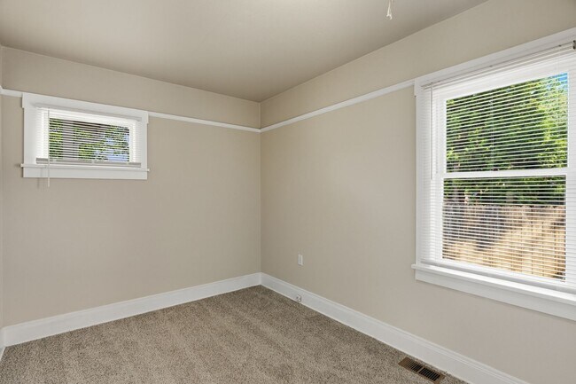 Building Photo - Charming Sellwood Cottage w/ Garage & Fenc...