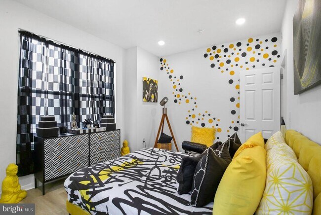 Building Photo - 2352 W Thompson St