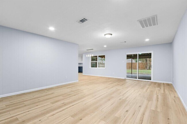 Building Photo - 3306 Crestdale Dr