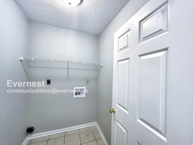 Building Photo - Spacious 3 Bed, 2 Bath / Pet-Friendly / Coming Soon!