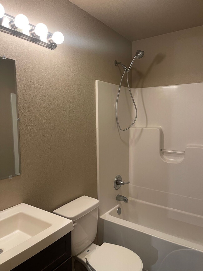 Building Photo - "Charming 3-Bedroom Haven with 2.5 Baths in the Heart of Jonesboro – 1,000 Sq Ft of Comfort at 51...