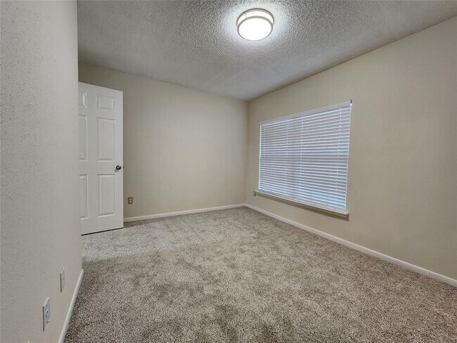 Building Photo - 3226 Country Club Blvd