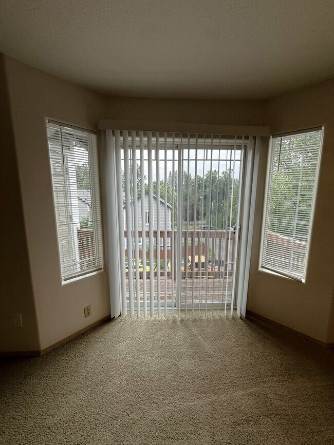 Building Photo - 3 Story ~ 3 Bed/3 Bath Townhome in Parkview Village!