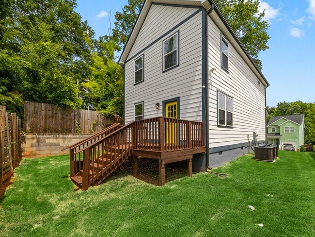 Building Photo - 214 Averill St