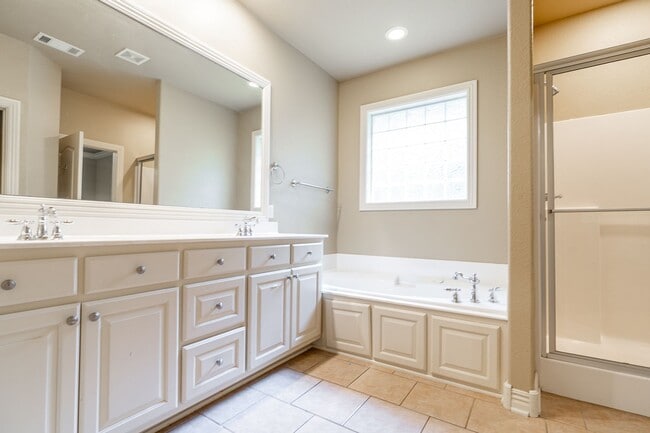 Building Photo - Beautiful & spacious 4 Bedroom condo w/fen...