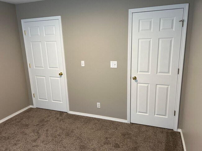 Building Photo - Republic Schools! 3 Bedrooms! 2 Baths! $1495