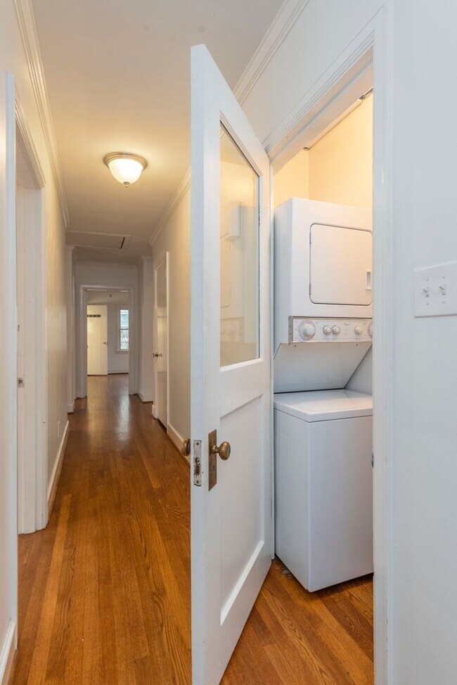 Building Photo - Charming North Asheville Home