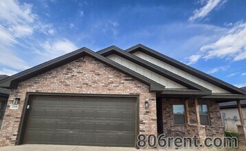 Building Photo - Spacious 3/2/2 Home with Modern Finishes a...