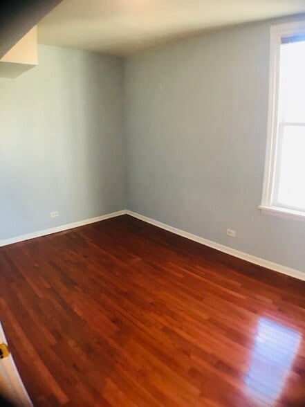 Building Photo - 2509 N Marshfield Ave