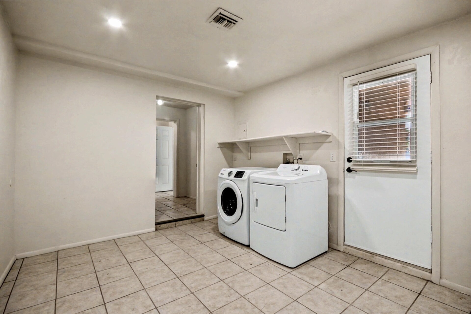 Laundry - 3926 E Camino de Palmas