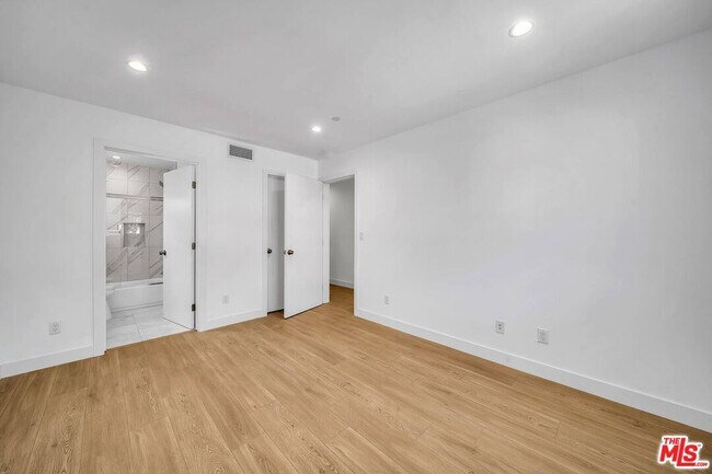 Building Photo - 227 S Park View St