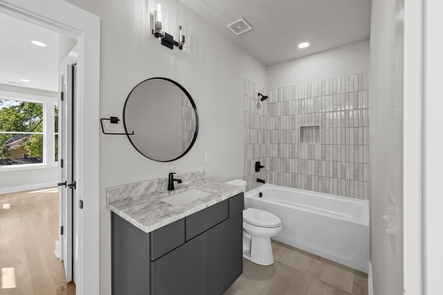 Building Photo - 2521 W Heiman St