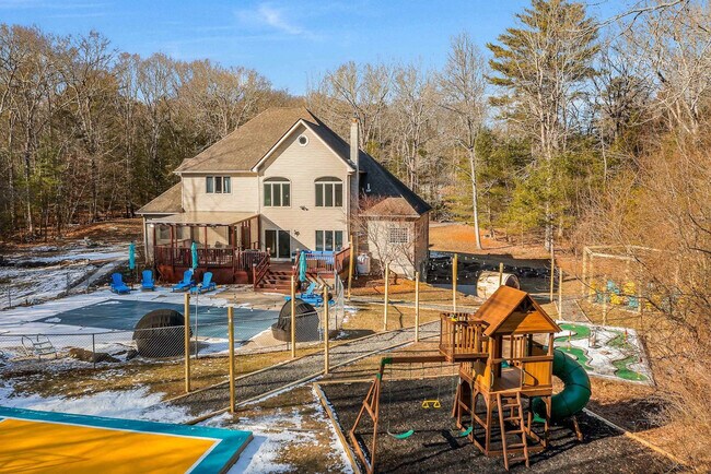 Building Photo - 1551 Wooded Acres Dr