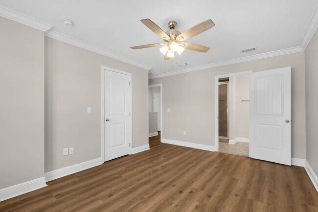 Building Photo - 17 W Shady Oaks Ln
