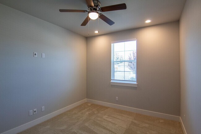 Building Photo - Newer Home for Rent in North Redding CA | $500 Off, Solar, Garage, Fenced Yard