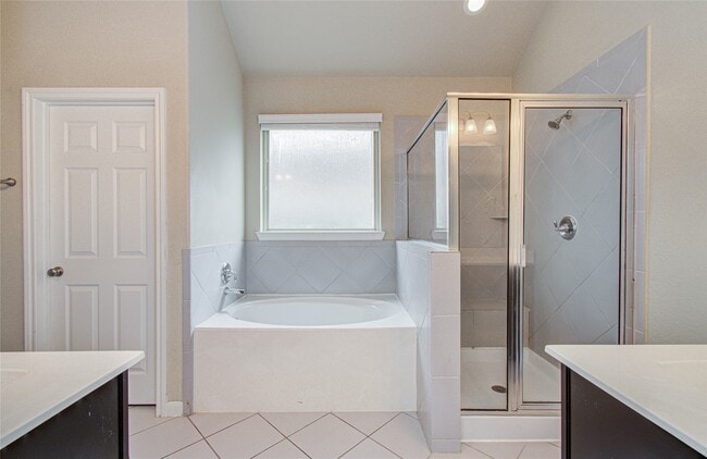 Building Photo - 15702 Whisper Woods Dr